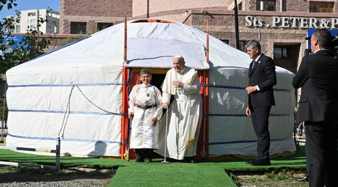 Un momento del encuentro del Papa Francisco con la señora Tsetsege 