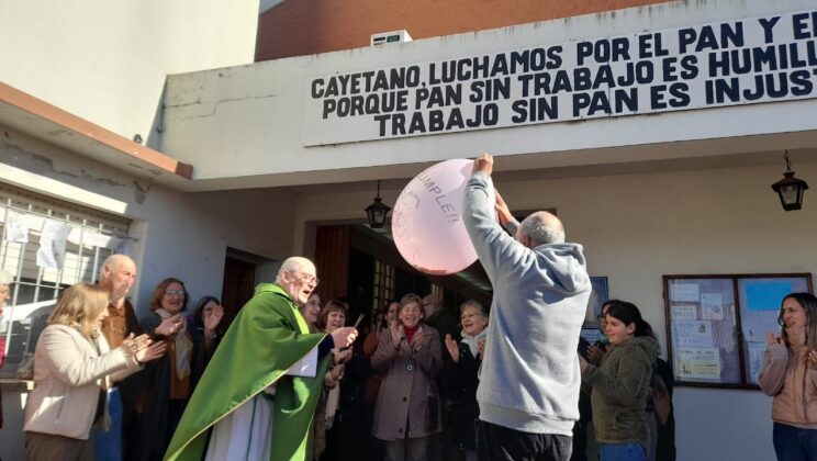 FESTEJANDO EL CUMPLE DEL P. OSCAR