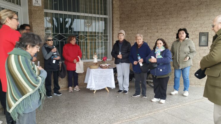 Y SEGUIMOS POR LOS BARRIOS CON SAN CAYETANO