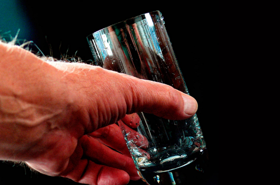 DAR DE BEBER AL SEDIENTO