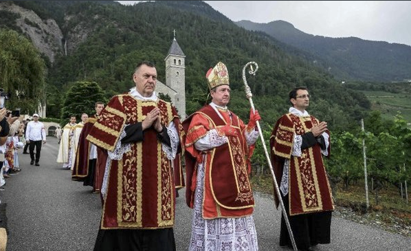 LOS LEFEBRIANOS VUELVEN A SEPARARSE DE LA IGLESIA
