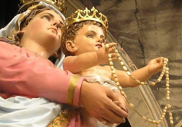 LA VIRGEN DEL ROSARIO EN LA PARROQUIA